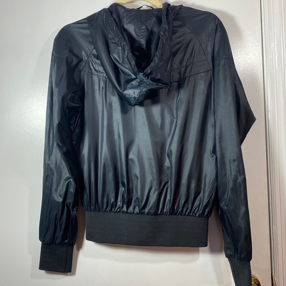Nike vintage windbreaker wind runner size small. Ribbed cuff and waist